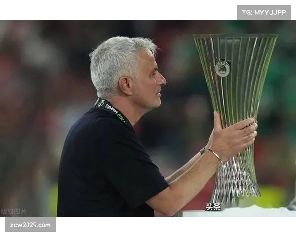 战术镜头：转播方多次给出鸟瞰视角，清晰展示罗马队低位防守时的两条防线距离